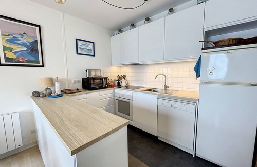 Jullouville Apartment | Seaside apartment with terrace and parking