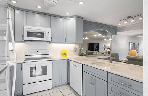 Holmes Beach Condo | Seaside Beach House 105 Gulf Front Condo Pool Unforgettable Sunset Views
