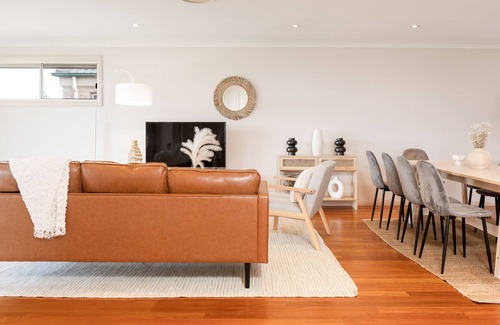 Berkeley Vale House | Seaside Bliss: Central Coast Waterfront Haven