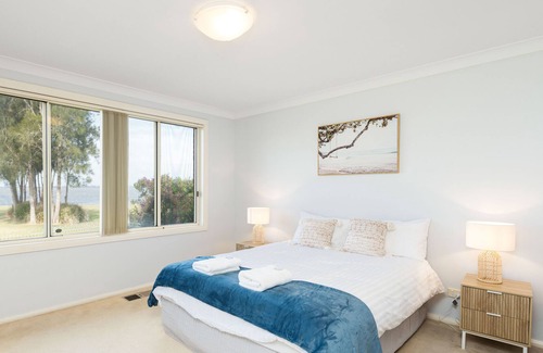 Berkeley Vale House | Seaside Bliss: Central Coast Waterfront Haven
