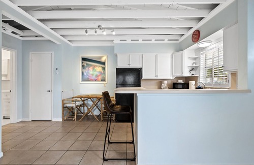 Jog Road House | Seaside Bungalow 150 Steps from Ocean