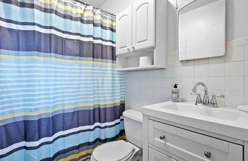 Jog Road House | Seaside Bungalow 150 Steps from Ocean