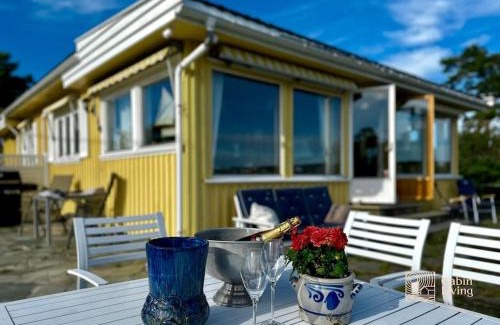 Gressvik House | Seaside cabin in Fredrikstad with private jetty, BBQ & sea view - close to Hankø