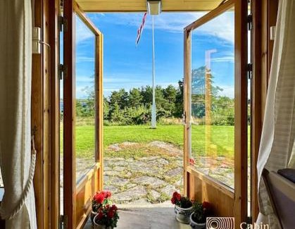 Gressvik House | Seaside cabin in Fredrikstad with private jetty, BBQ & sea view - close to Hankø