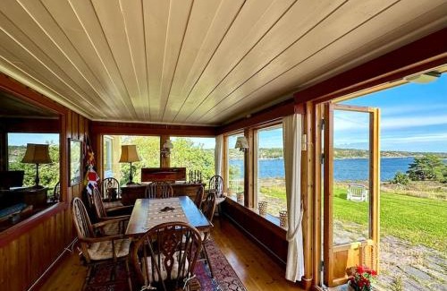 Gressvik House | Seaside cabin in Fredrikstad with private jetty, BBQ & sea view - close to Hankø