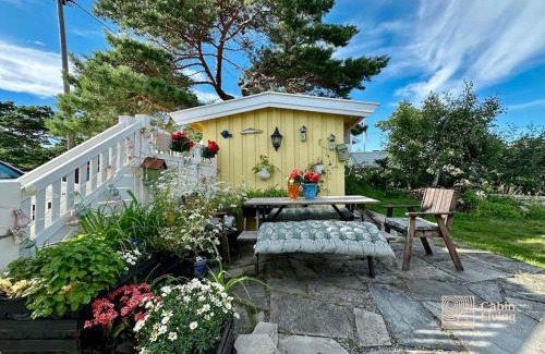 Gressvik House | Seaside cabin in Fredrikstad with private jetty, BBQ & sea view - close to Hankø