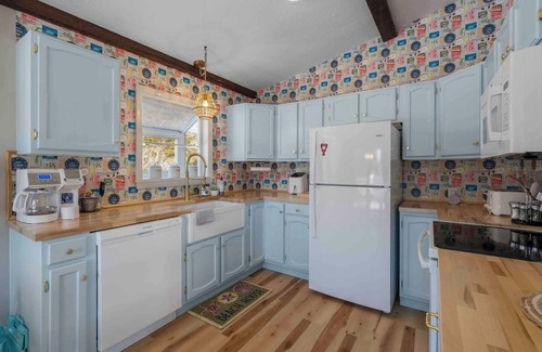 Jamestown House | Seaside charm meets modern comfort at the Nautical Nest!