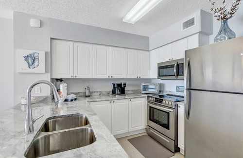 Fort Walton Beach Condo | Seaside condo with wonderful beach views, balcony, grill, pool, hot tub, & gym