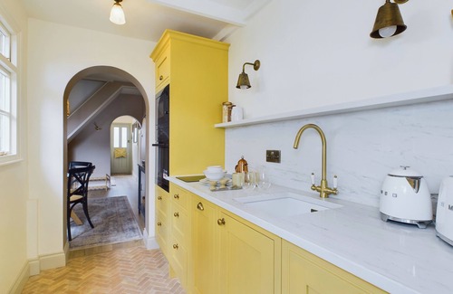 Isle of Grain Cottage | Seaside Cottage Retreat in Leigh-on-Sea