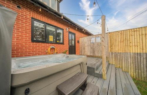 New Forest District House | Seaside Cottage with Hot Tub in Calshot