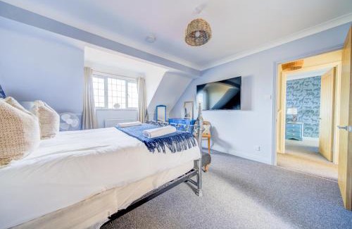 New Forest District House | Seaside Cottage with Hot Tub in Calshot