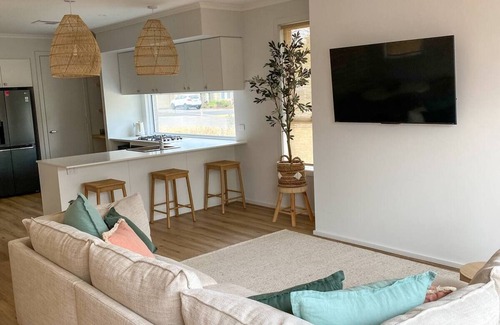 Goolwa House | Seaside Daisy 3 Bedrooms 6 Beds