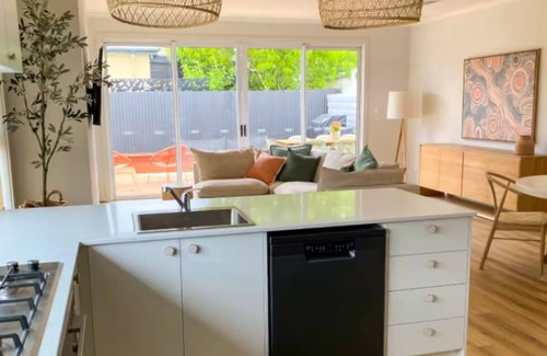 Goolwa House | Seaside Daisy 3 Bedrooms 6 Beds