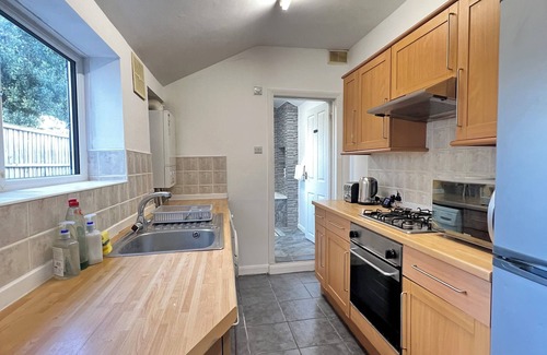 Southend-on-Sea House | Seaside Escape – 4 Mins to the Beach, Cosy for Families & Big Groups!