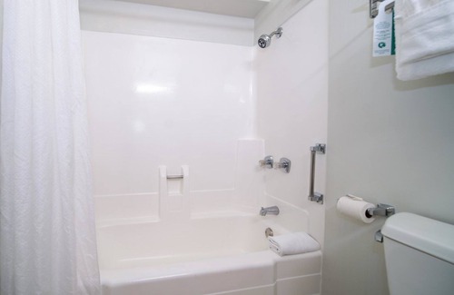 Kahului Hotel | Seaside Escape! On-site Pool, Short Drive to Paukukalo Beach!