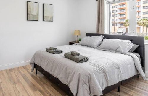Birch Park Finger Streets Apartment | Seaside Escape Steps to Beach, Dining, Shopping and Las Olas!