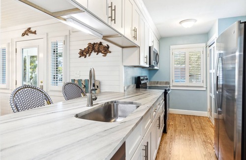 Seaside House | Seaside "Fair Winds" | 2 BR with Loft | sleeps 6 | STEPS to Beach| 2 Bikes!