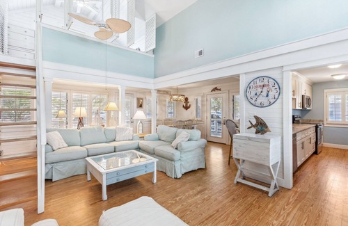 Seaside House | Seaside "Fair Winds" | 2 BR with Loft | sleeps 6 | STEPS to Beach| 2 Bikes!