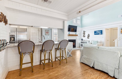 Seaside House | Seaside "Fair Winds" | 2 BR with Loft | sleeps 6 | STEPS to Beach| 2 Bikes!
