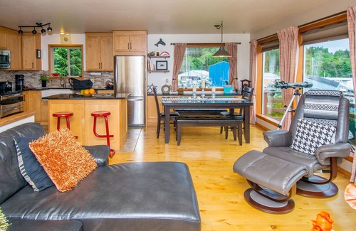 Ketchikan House | Seaside Garden House Located Near The Marina.