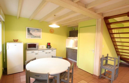 Omonville-la-Rogue Cottage | Seaside Getaway: Cozy Home with Garden, BBQ, and Sports Facilities
