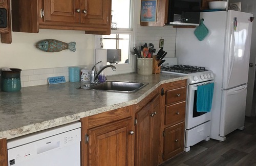 Regional District of Nanaimo House | Seaside Getaway - Pool, Hot Tub, Steps to Beach