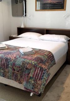 Kingscote Apartment | Seaside Lodge-Summer deals is now on, book now for backpacker's price with 2 bedrooms-Esplanade and Buller St Kingscote-pay half then other half a week before arrival