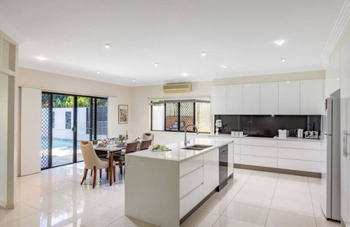 Wellington Point House | Seaside Modern & Luxurious Mansion w/Pool