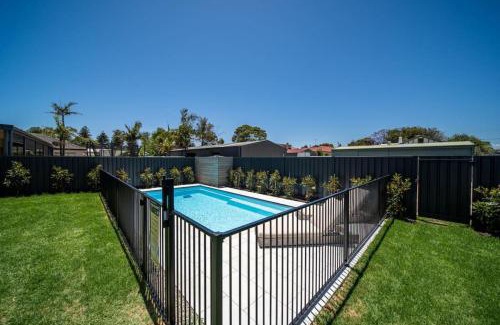 Grange House | Seaside on Swan Laneway Retreat