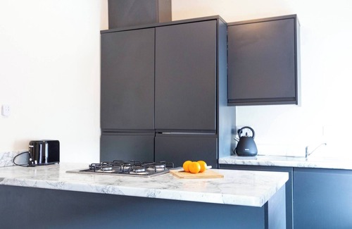 Southport Apartment | Seaside Retreat: 2BR Apt in Southport