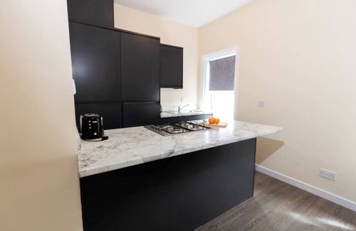 Southport Apartment | Seaside Retreat: 2BR Apt in Southport