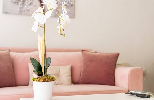 Lara Apartment | Seaside Retreat Vibrant Flat 2 min to Beach