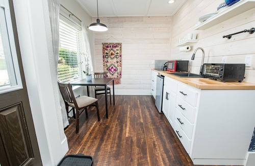 Dungeness Apartment | Seaside Saloon Hot Tub Getaway
