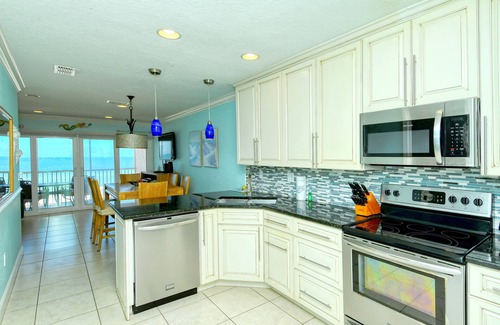 Bradenton Beach Condo | Seaside Serenity! Discover Your Ultimate Beachfront condo!