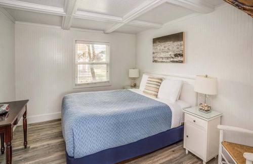 Downtown Cannon Beach Hotel | Seaside Serenity a Short Walk from Haystack Rock! Kitchenette, Parking!