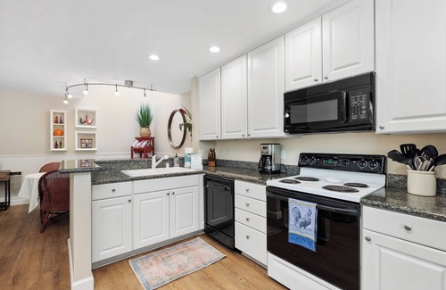 Solana Beach Condo | Seaside Splash - Spacious Pool View Condo near Beach, Restaurants + A/C