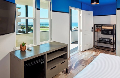 Pacific Beach Hotel | Seaside Stay in Modern Room with Picturesque Partial Ocean Views
