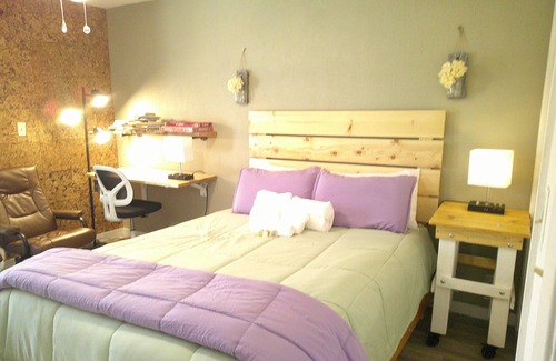 Three Rivers House | Seasonal Creek Rustic Suite: