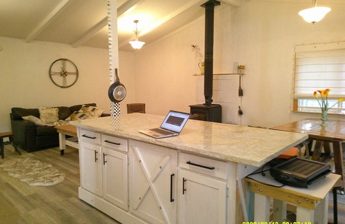 Three Rivers House | Seasonal Creek Rustic Suite: