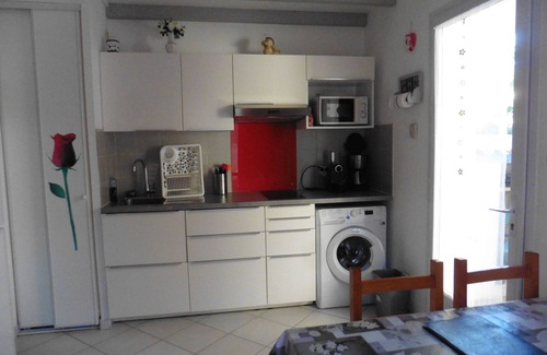 Portiragnes-Plage Villa | Seasonal rental Villa 4 pers a common swimming pool and 5 minutes from the sea.