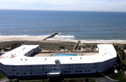 Suffolk County Condo | Seasonal Rental. Hear the waves-beach front 1.5 bdrm, access to pool/fitness/bay