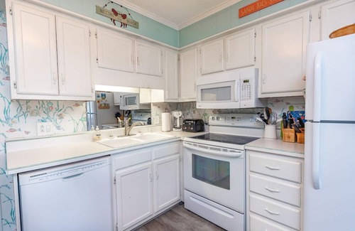 Morehead City Condo | SeaSpray 212 Located in Oceanfront Complex With Ocean Views