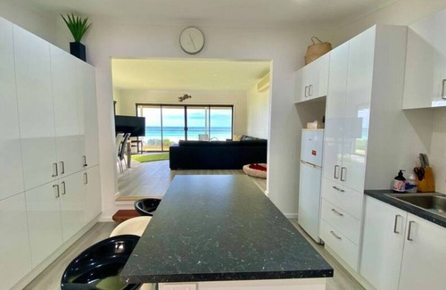Apollo Bay House | Seaspray Beach House - Pet Friendly - 50m to Beach