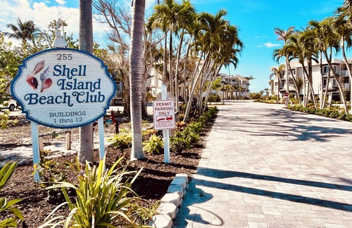 Sanibel Condo | "Seaspray" beachfront, GULF VIEWS, free bikes!