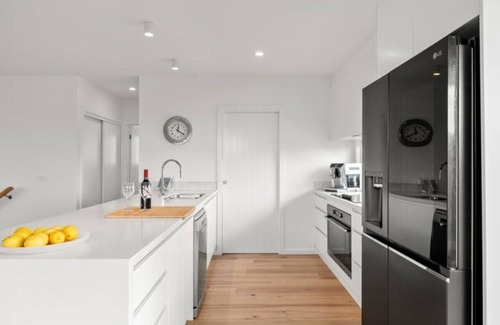Newhaven House | Seaspray Views by Ready Set Stay