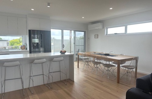 Newhaven House | Seaspray Views by Ready Set Stay