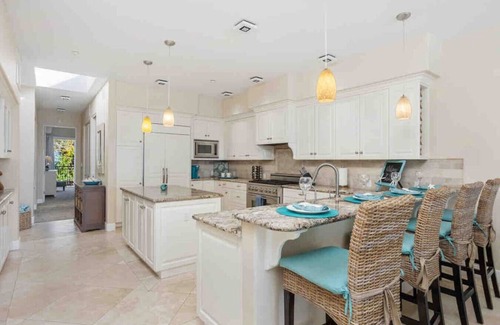 Townsite House | Seastar Luxury Beachfront, Exciting Ocean Views