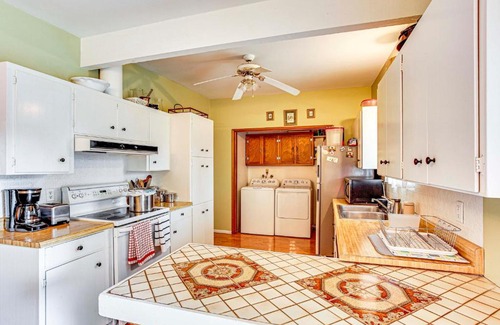 SeaTac House | SeaTac Home with Patio and Grill - 3 Mi to Airport!
