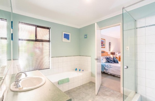 Two Rocks Bed & Breakfast | Seatrees Accommodation