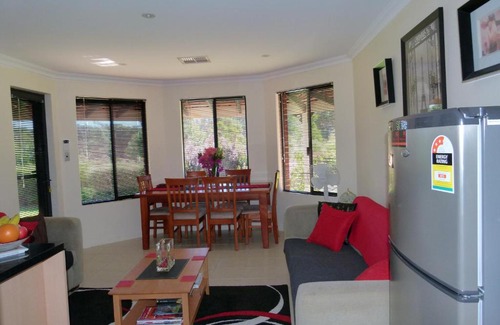 Two Rocks Bed & Breakfast | Seatrees Accommodation